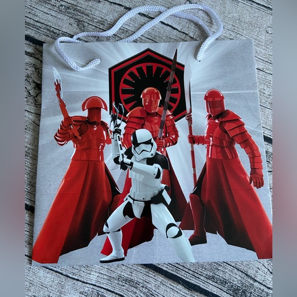 NEW. Bundle of 7 kids birthday gift bags. Assorted designs and sizes. - Picture 9 of 10